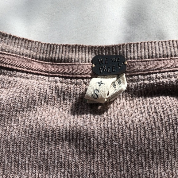 ☘️ Host Pic☘️ We The Free sweater/top embroidered cuffs and neckline Size Small - Picture 5 of 7
